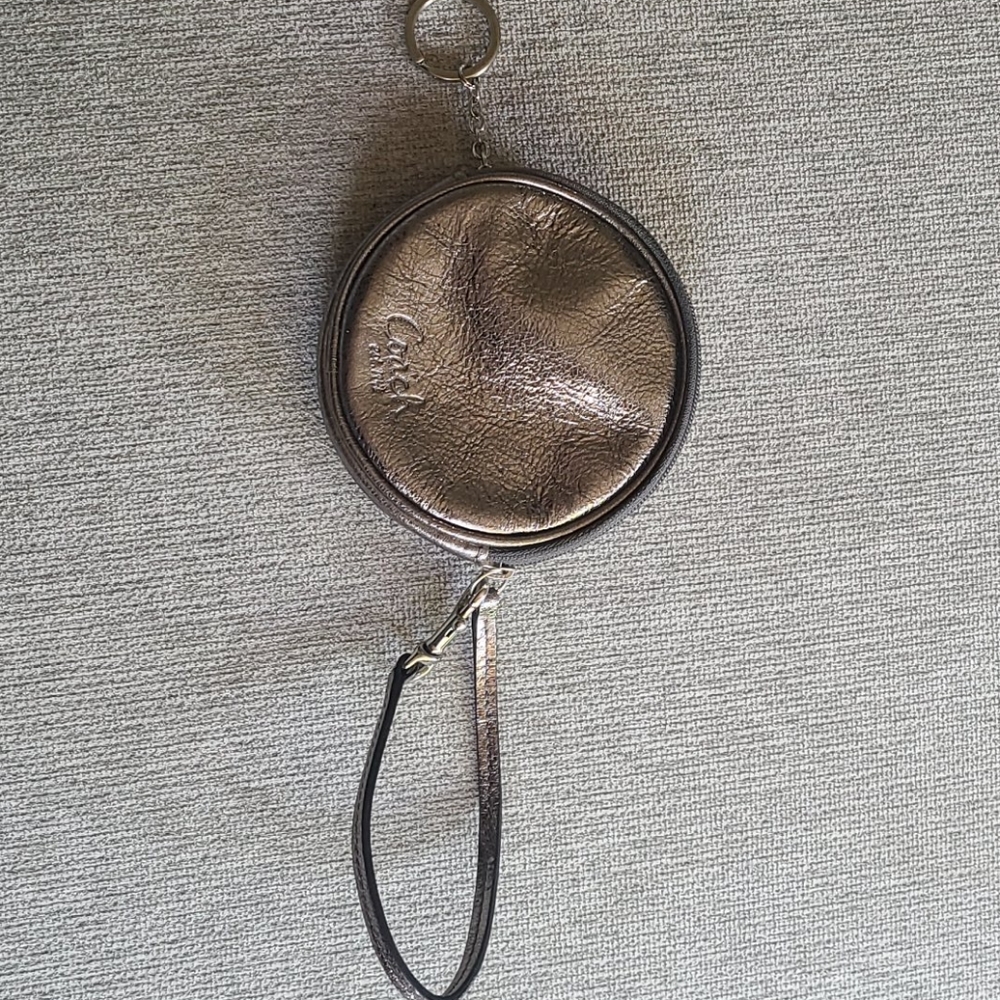 Small round wristlet